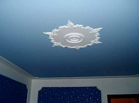 Потолок из гипсокартона, окрашенный в голубой цвет. Фото 14