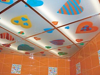 Кассетный потолок с рисунком в ванной комнате. Фото 2